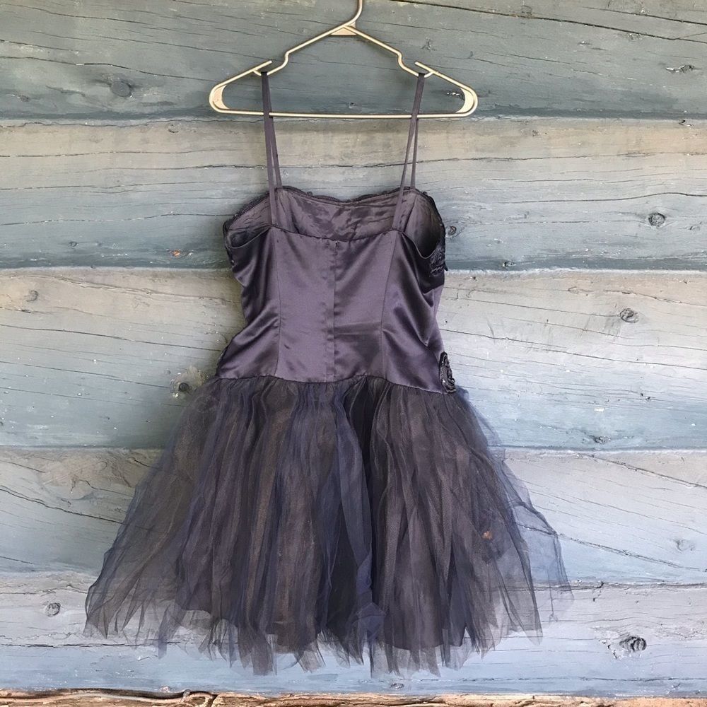 Navy Blue Dress Scene - Picture 2 of 7